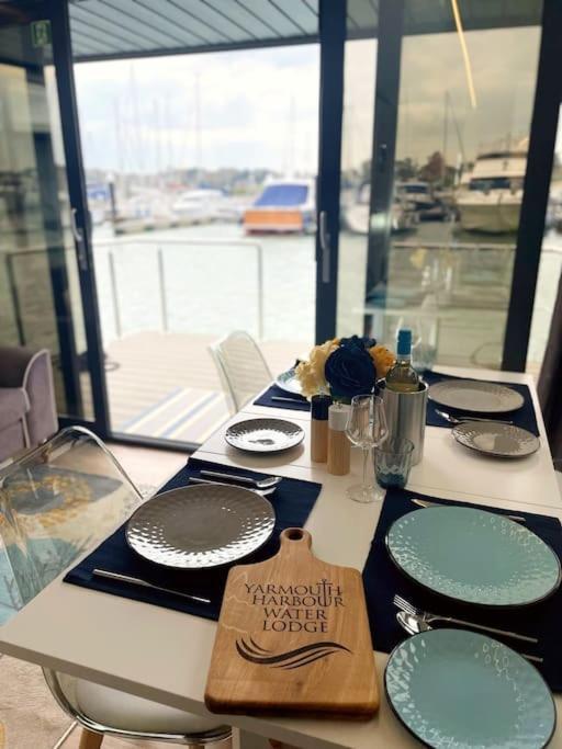 Yarmouth Waterlodge Floating Apartments 2 Εξωτερικό φωτογραφία