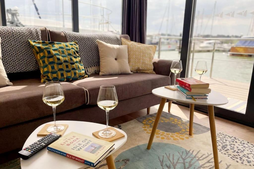 Yarmouth Waterlodge Floating Apartments 2 Εξωτερικό φωτογραφία